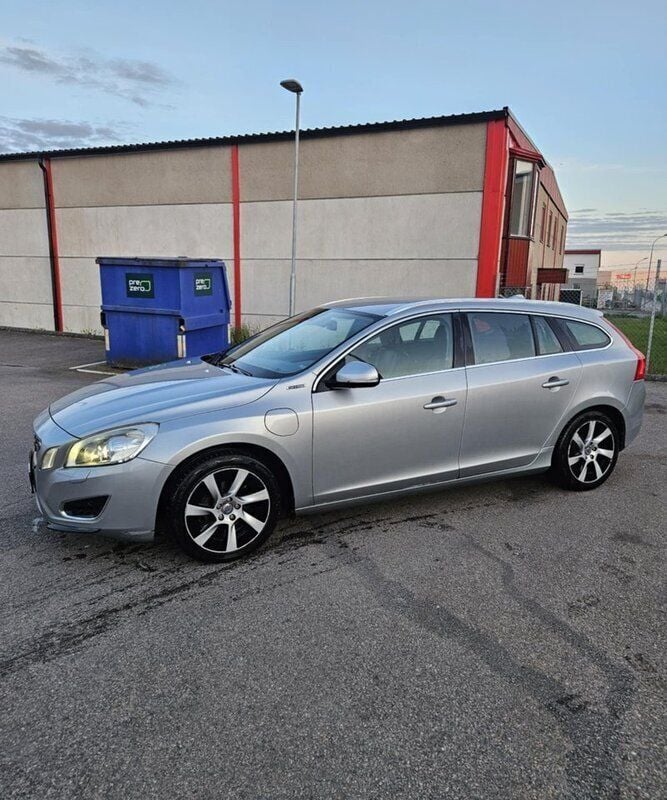 Silver Begagnad 2013 Volvo V60 Summum Kombi | 75 000 kr (Superpris) - Bild 1/4