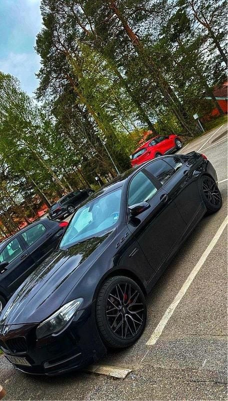 Svart Begagnad 2014 BMW 520 M Sport Sedan | 145 000 kr (Bra pris) - Bild 1/4