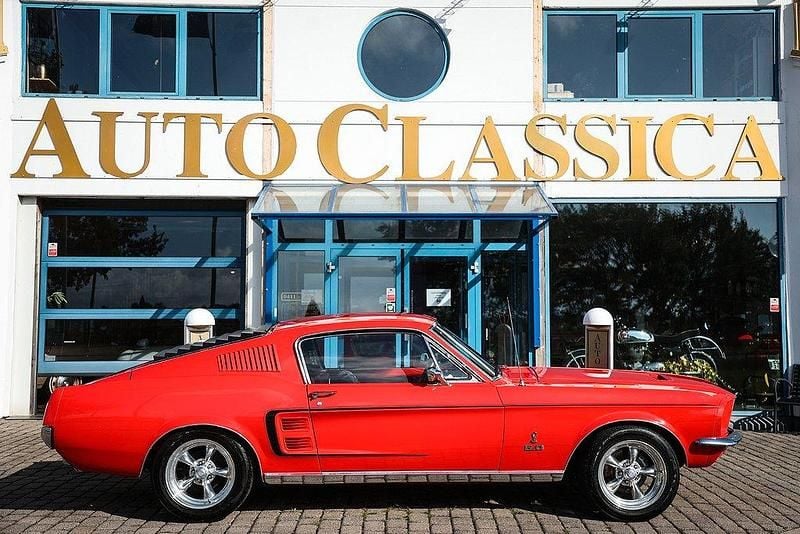 Candy apple red Begagnad 1967 Ford Mustang Fastback | 699 000 kr - Bild 1/4