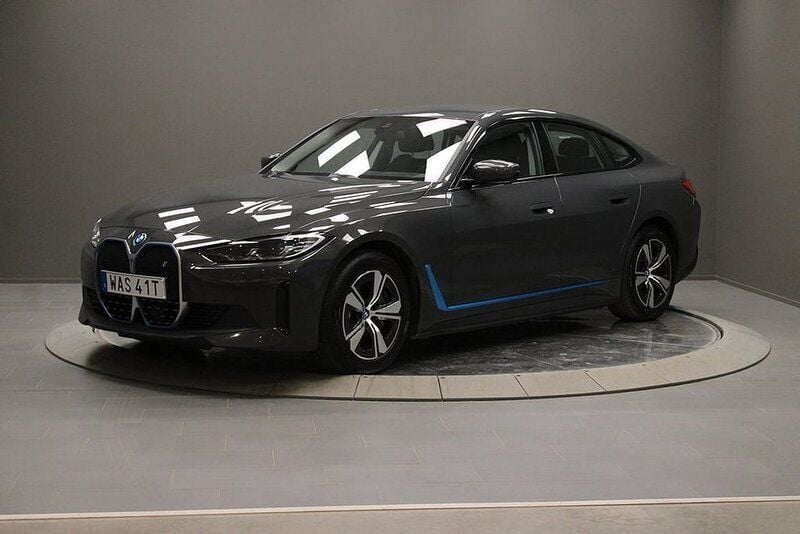 Grå (darvit grey metallic ) Begagnad 2023 BMW i4 Sedan | 495 000 kr - Bild 1/4