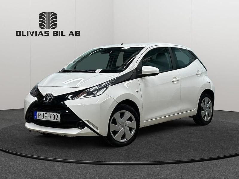 Begagnad Toyota Aygo X-play 69 HK (50 kW) 2017 Vit Halvkombi