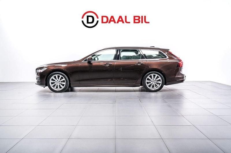 Mörkbrun Begagnad 2020 Volvo V90 Momentum Kombi | 299 700 kr (Marknadspris) - Bild 1/4