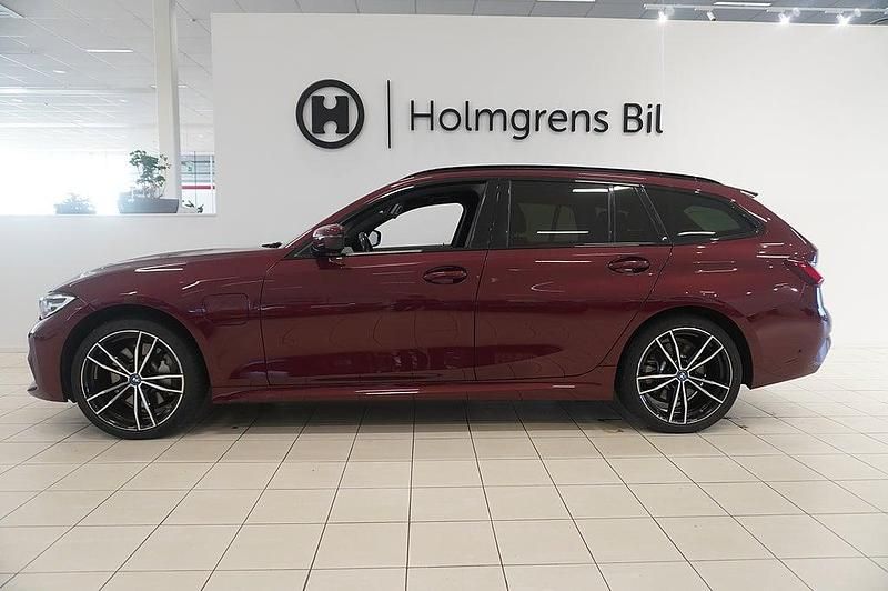 Begagnad BMW 330e M Sport 184 HK (135 kW) 2021 Röd Kombi
