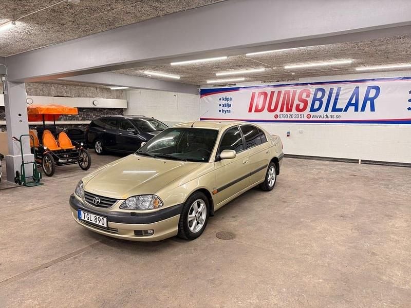 Begagnad Toyota Avensis 150 HK (110 kW) 2001 Ljusgul Sedan