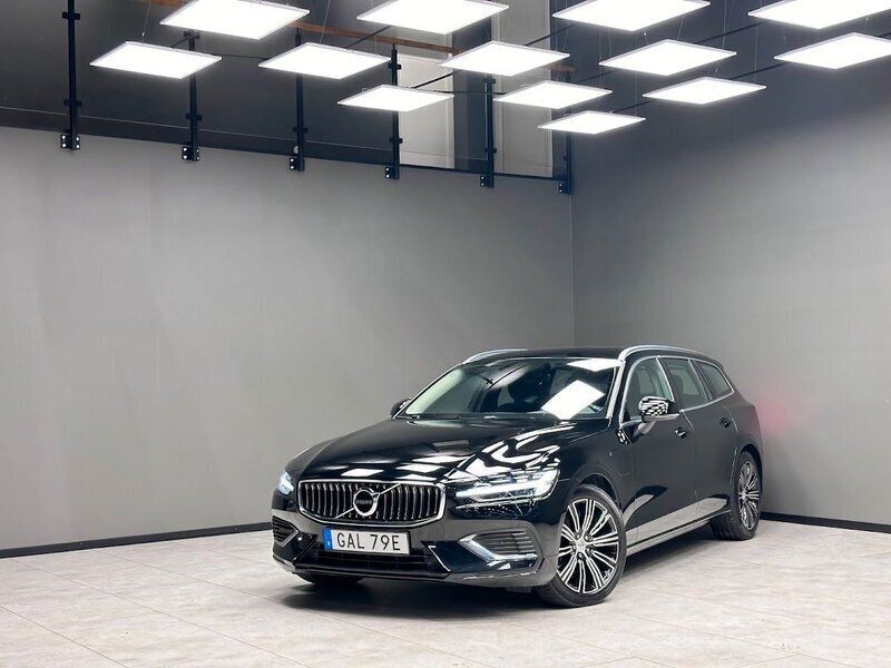 Svart Begagnad 2021 Volvo V60 Kombi | 329 900 kr (Marknadspris) - Bild 1/3