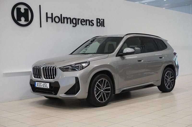 Grå Ny 2025 BMW X1 Comfort Edition SUV | 449 900 kr (Superpris) - Bild 1/4