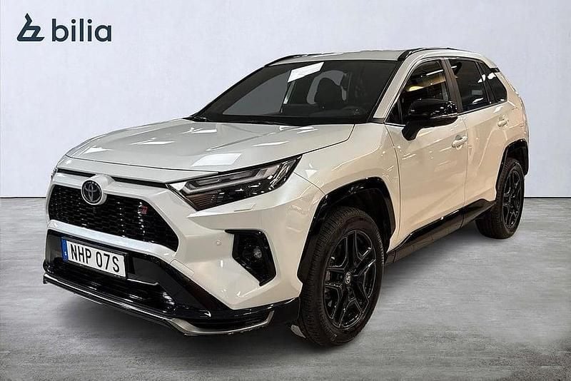 Vit Begagnad 2025 Toyota RAV4 Hybrid Sport SUV | 579 800 kr (Marknadspris) - Bild 1/3
