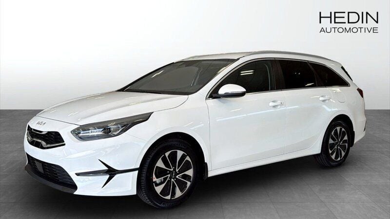 Vit (white) Ny 2025 Kia Ceed Sportswagon 4 Kombi | 292 456 kr (Lite dyr) - Bild 1/4