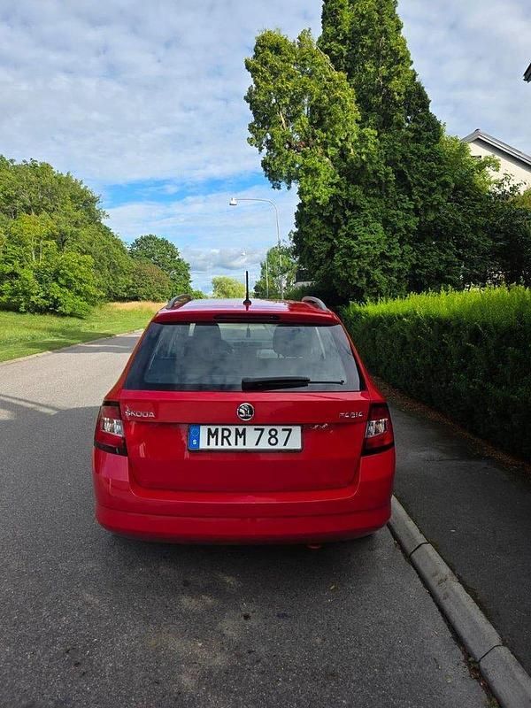 Röd Begagnad 2017 Skoda Fabia Kombi | 99 900 kr (Marknadspris) - Bild 1/4