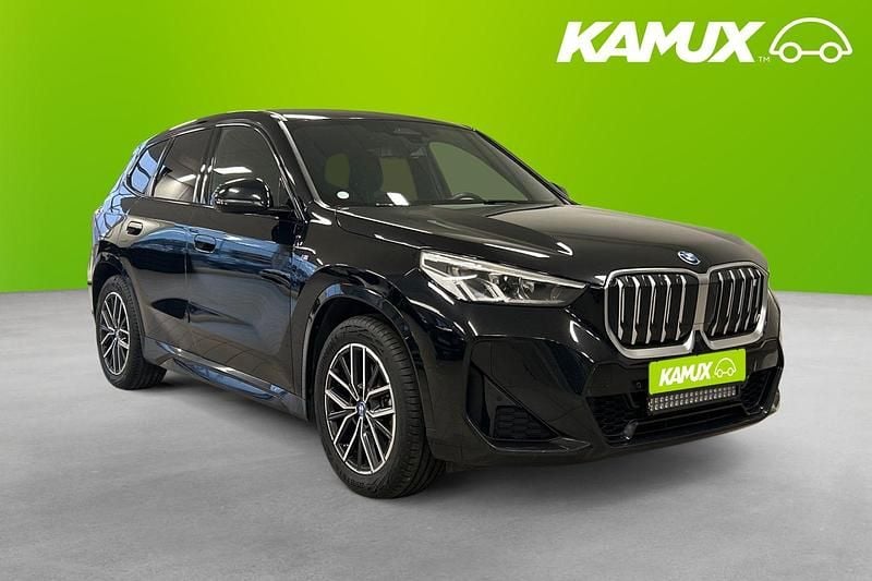 Svart Begagnad 2023 BMW iX1 M Sport SUV | 349 900 kr - Bild 1/4