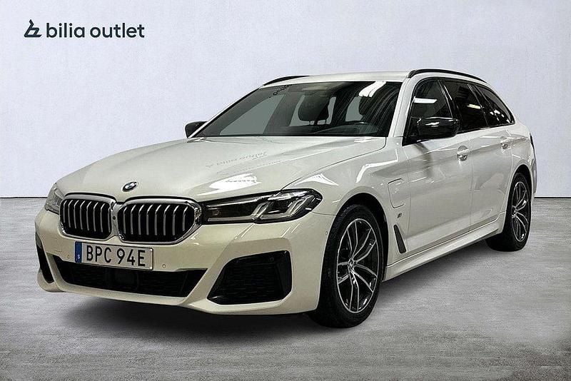 Vit Begagnad 2020 BMW 530e M Sport Kombi | 349 900 kr (Dyr) - Bild 1/4
