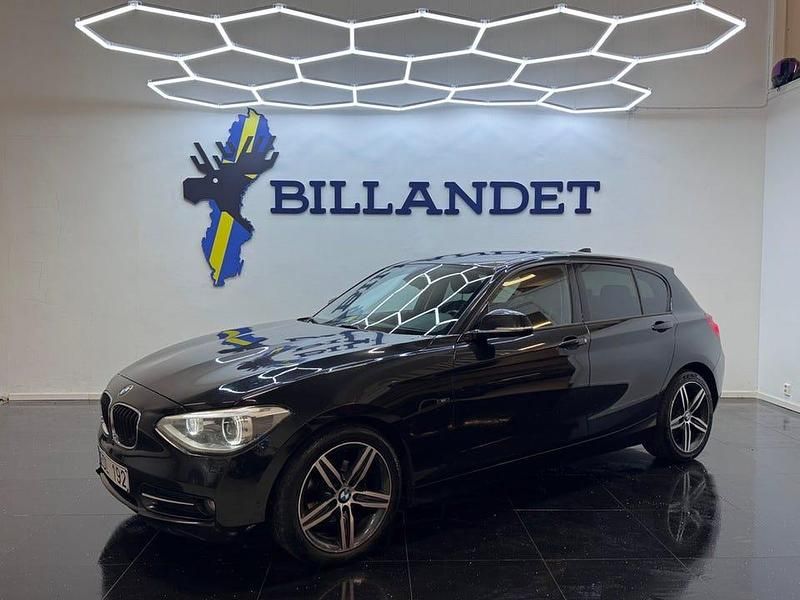 Svart Begagnad 2013 BMW 118 Sport Line Halvkombi | 99 900 kr (Marknadspris) - Bild 1/4