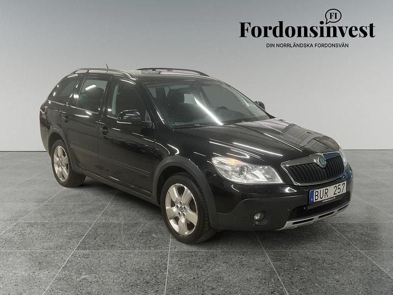 Svart Begagnad 2011 Skoda Octavia Scout Kombi | 46 800 kr (Marknadspris) - Bild 1/4