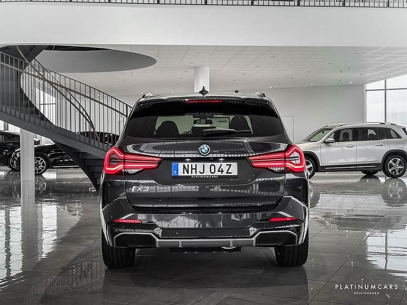 Begagnad BMW iX3 Shadowline 210 kW (286 HK) 2024 Grå SUV