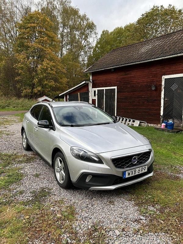 Silver Begagnad 2015 Volvo V40 CC Momentum Kombi | 102 500 kr (Bra pris) - Bild 1/4