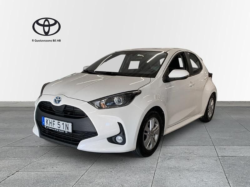 Vit Begagnad 2021 Toyota Yaris Hybrid Active Halvkombi | 204 000 kr (Marknadspris) - Bild 1/4
