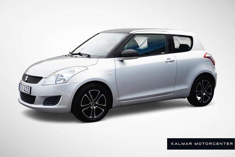 Grå Begagnad 2012 Suzuki Swift Halvkombi | 54 900 kr (Marknadspris) - Bild 1/4