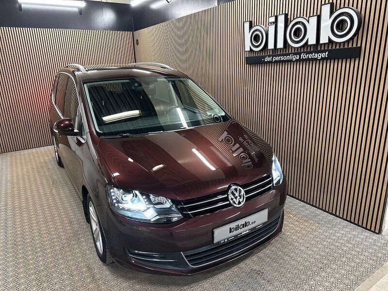 Mörkröd Begagnad 2018 VW Sharan Minibuss | 269 000 kr (Marknadspris) - Bild 1/4