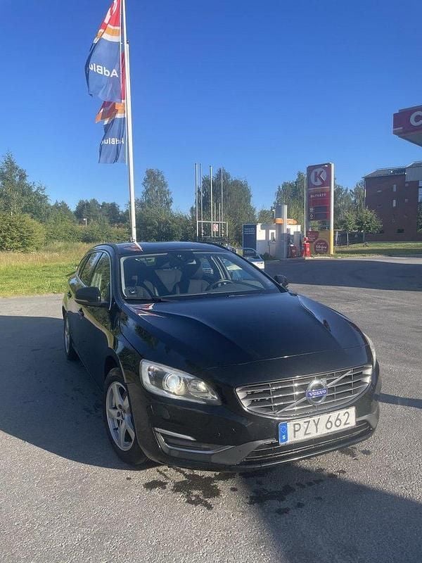 Svart Begagnad 2015 Volvo V60 Momentum Kombi | 115 000 kr (Marknadspris) - Bild 1/4