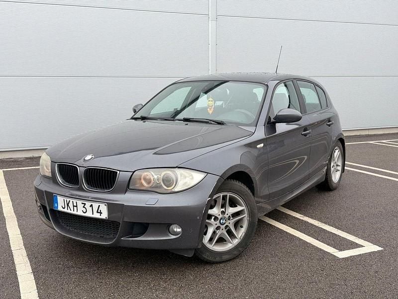 Grå Begagnad 2008 BMW 120 Advantage Halvkombi | 44 900 kr (Bra pris) - Bild 1/4