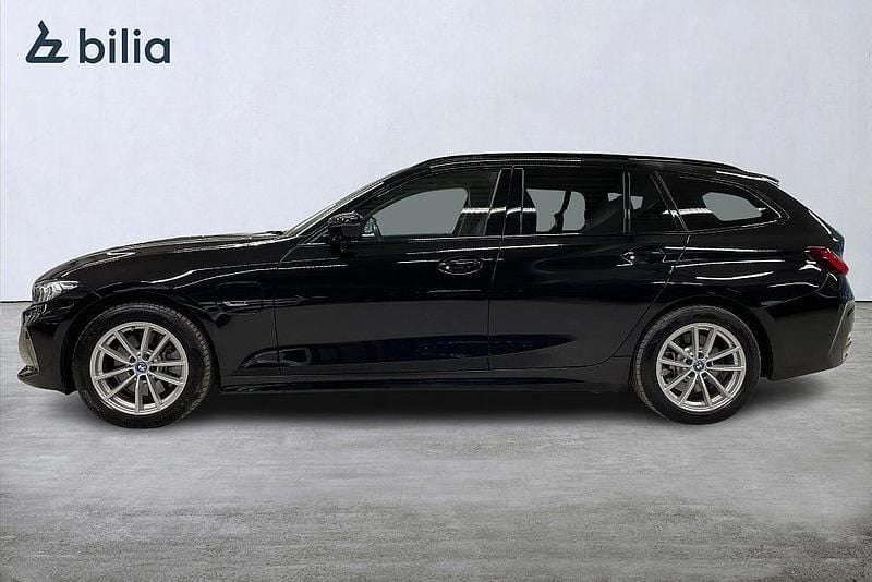 Begagnad BMW 330 Sport Line 292 HK (214 kW) 2023 Svart klarlack Kombi