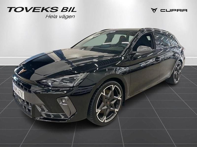 Svart (midnight black metallic) Begagnad 2025 Cupra Leon VZ Kombi | 419 900 kr - Bild 1/4