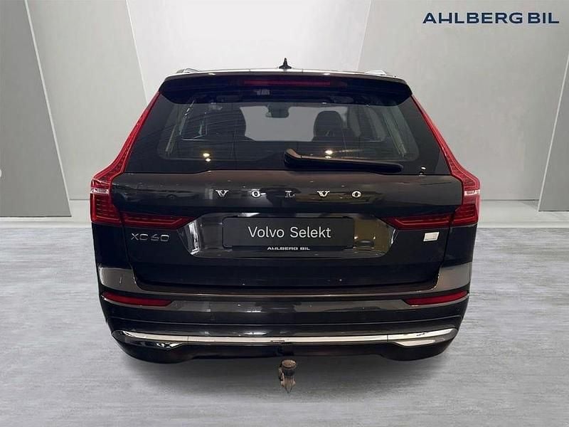 Begagnad Volvo XC60 Core 355 HK (261 kW) 2023 Grå SUV