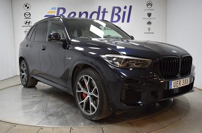 Carbonsvartmetallic Begagnad 2022 BMW X5 iPerformance SUV | 619 500 kr - Bild 1/3