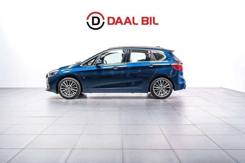 Blå Begagnad 2018 BMW 225 Active Tourer Luxury Line Minibuss | 209 700 kr (Superpris) - Bild 1/4