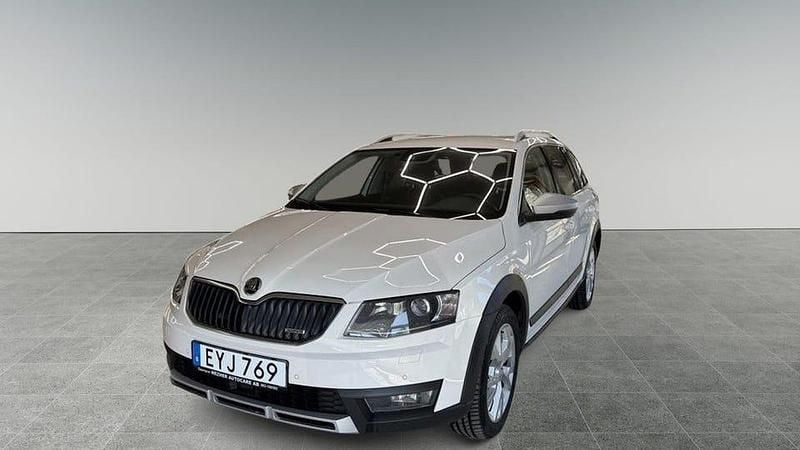 Vit Begagnad 2015 Skoda Octavia Scout Business Line Kombi | 172 500 kr - Bild 1/4