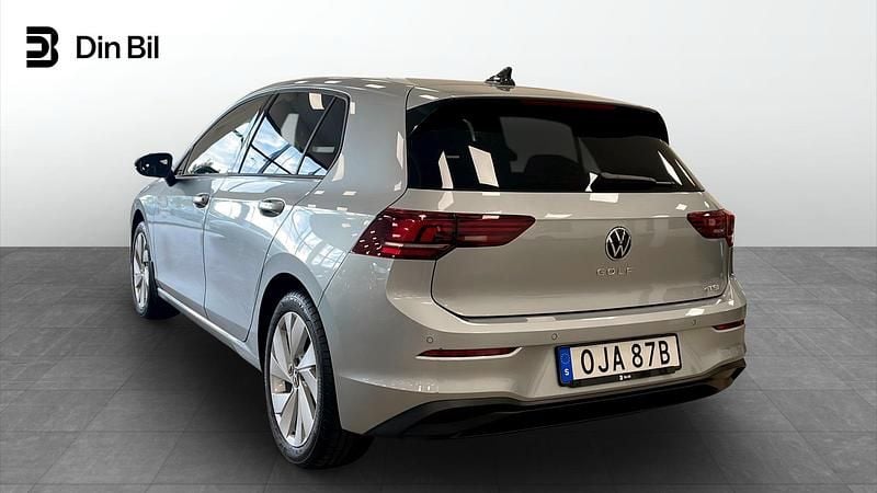 Begagnad VW Golf VIII Edition 150 HK (110 kW) 2024 Silver Halvkombi