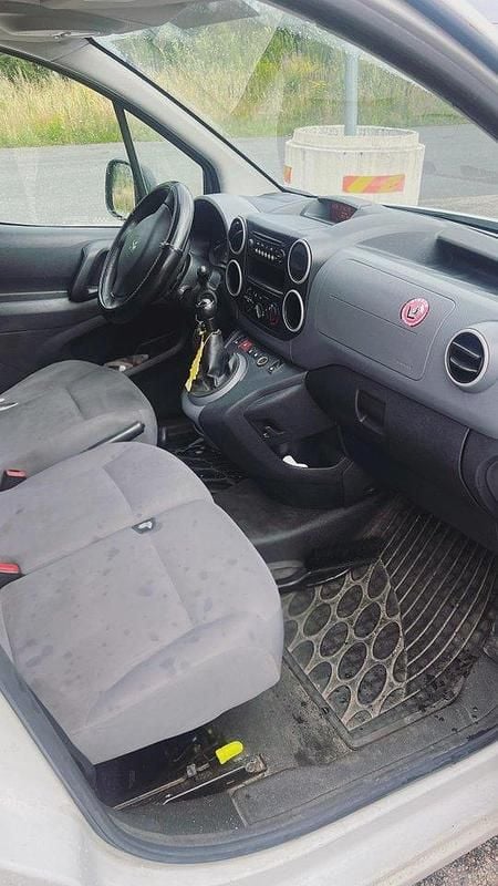 Vit Begagnad 2012 Peugeot Partner Minibuss | 39 000 kr (Marknadspris) - Bild 1/4