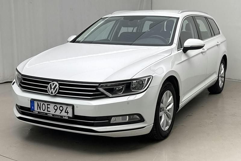 Vit Begagnad 2018 VW Passat | 184 000 kr (Bra pris) - Bild 1/4