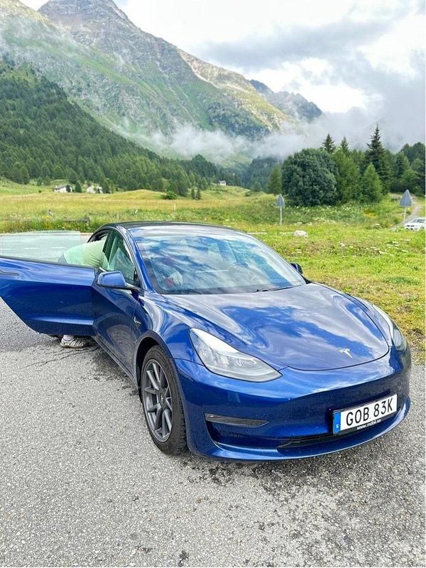 Blå Begagnad 2021 Tesla Model 3 Long Range AWD Sedan | 314 999 kr (Dyr) - Bild 1/1
