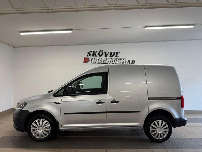Silver (silvermetallic) Begagnad 2017 VW Caddy Minibuss | 179 500 kr (Bra pris) - Bild 1/4