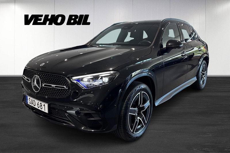 Svart Begagnad 2023 Mercedes GLC300e AMG Line Premium SUV | 619 900 kr (Marknadspris) - Bild 1/4