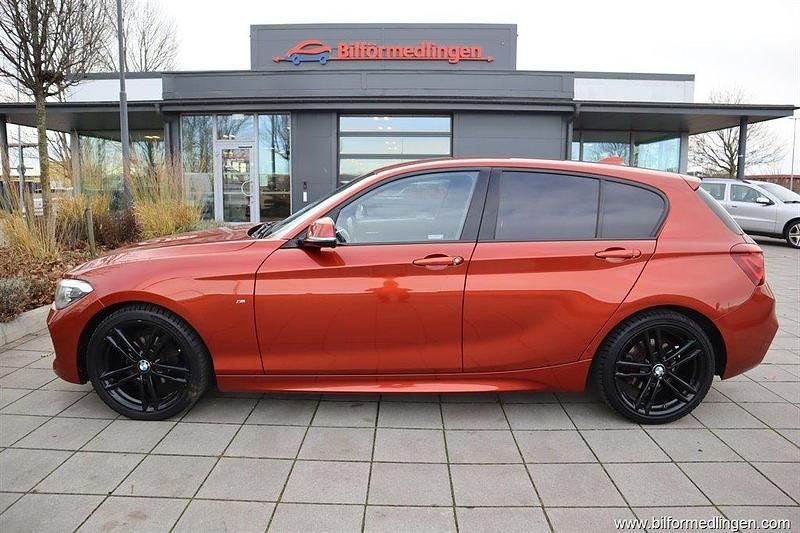 Orange Begagnad 2018 BMW 118 M Sport Halvkombi | 144 900 kr (Bra pris) - Bild 1/4