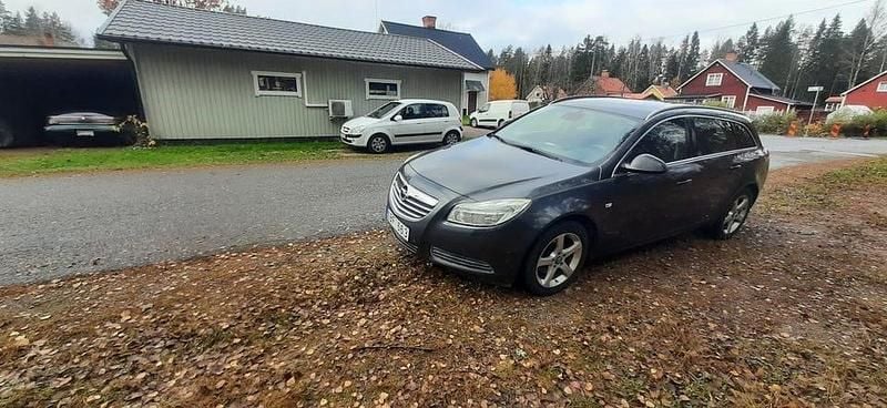 Begagnad Opel Insignia Edition 180 HK (132 kW) 2011 Grå Kombi