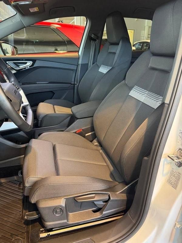 Begagnad Audi Q4 e-tron Advanced 194 kW (265 HK) 2024 Vit SUV