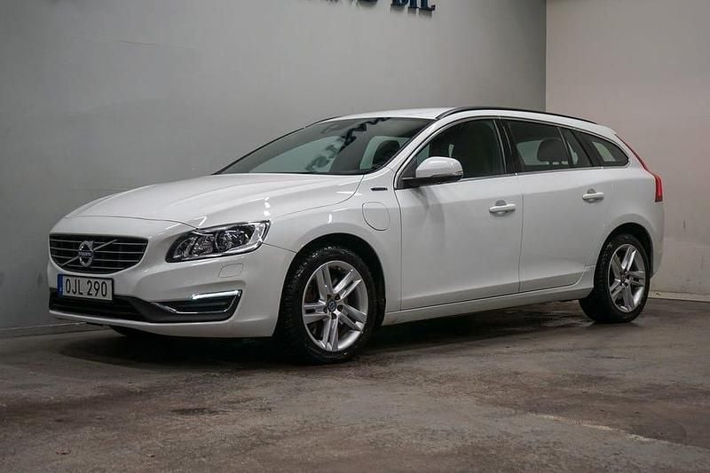 Begagnad Volvo V60 Momentum 231 HK (169 kW) 2017 Vit Kombi