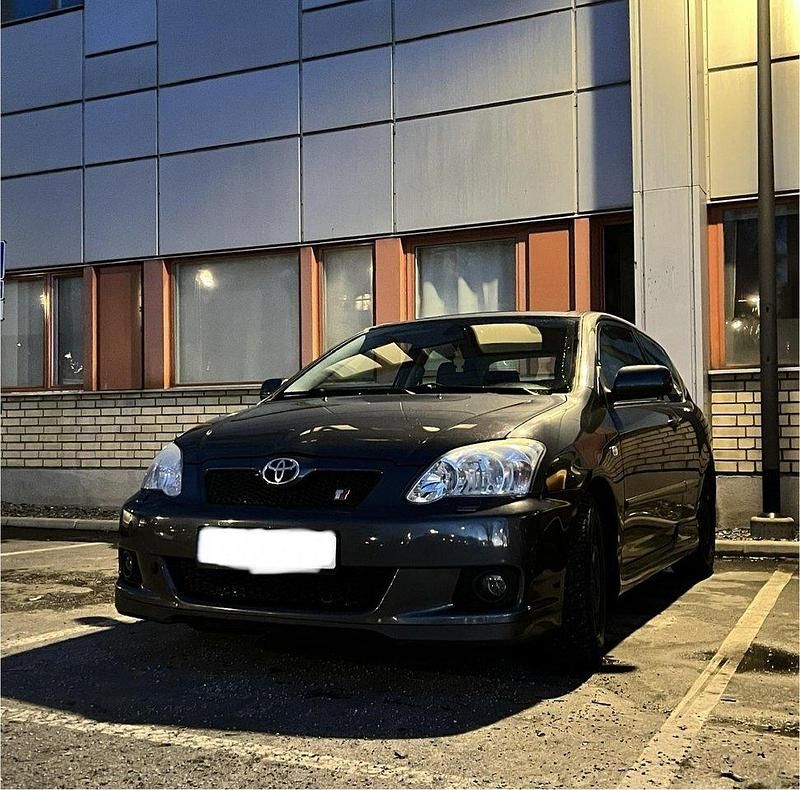 Grå Begagnad 2005 Toyota Corolla Halvkombi | 84 900 kr (Dyr) - Bild 1/4