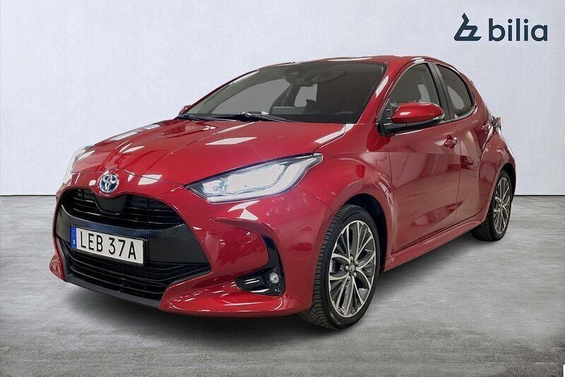 Röd Begagnad 2022 Toyota Yaris Hybrid Active Halvkombi | 229 900 kr (Lite dyr) - Bild 1/3