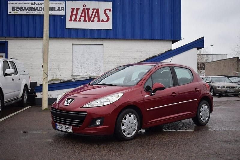 Mörkröd (röd) Begagnad 2010 Peugeot 207 Halvkombi | 34 500 kr (Marknadspris) - Bild 1/4