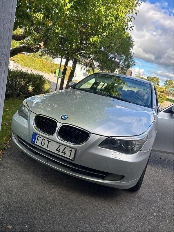 Grå Begagnad 2007 BMW 530 Sedan | 70 000 kr (Marknadspris) - Bild 1/4