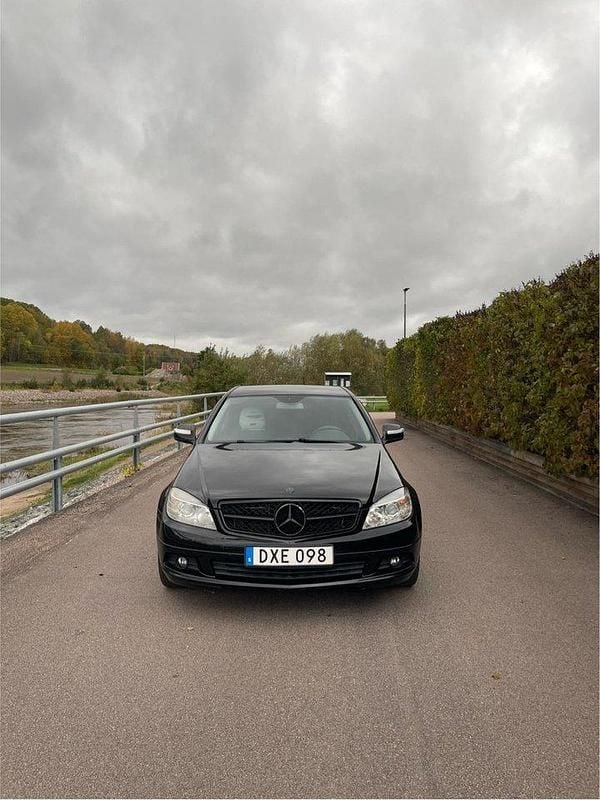 Svart Begagnad 2007 Mercedes C200 Sedan | 65 000 kr (Marknadspris) - Bild 1/4