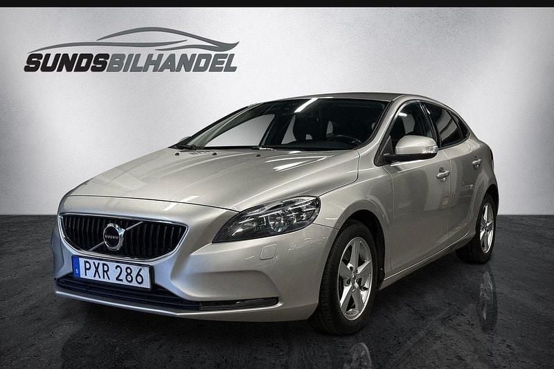 Ljusbrun Begagnad 2016 Volvo V40 Kinetic Kombi | 139 900 kr (Marknadspris) - Bild 1/4