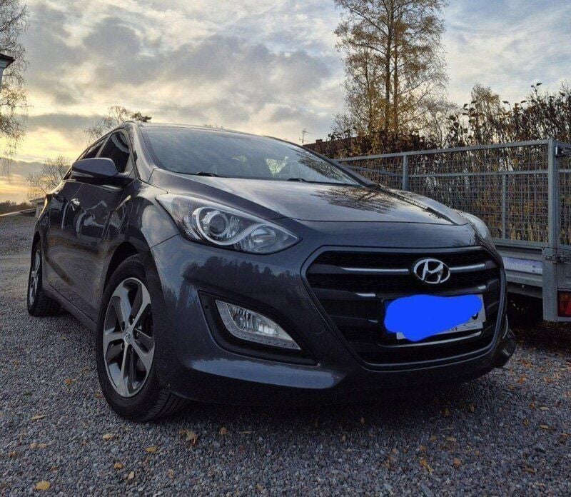 Grå Begagnad 2015 Hyundai i30 Comfort Kombi | 115 000 kr (Marknadspris) - Bild 1/4