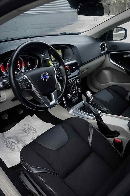 Begagnad Volvo V40 Momentum 150 HK (110 kW) 2013 Blå Kombi