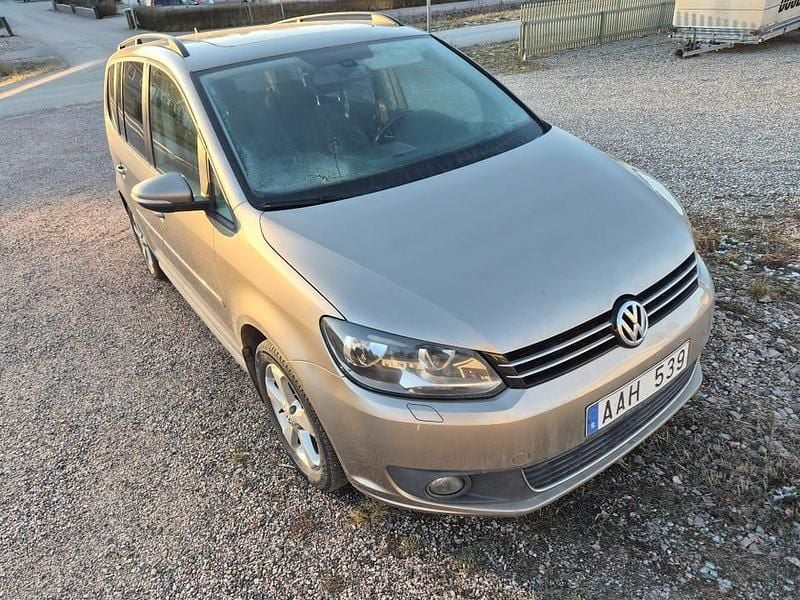 Begagnad VW Touran 140 HK (102 kW) 2014 Minibuss