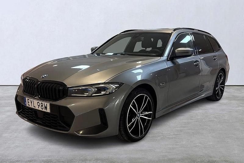 Grå Begagnad 2022 BMW 330e M Sport Kombi | 379 900 kr (Dyr) - Bild 1/4
